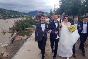 Alai de nuntă, pe drumul rupt de viitură, la Doroteia