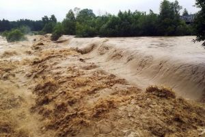 Sucevenii, panicaţi că ar putea rămâne fără apă la robinete, din cauza inundaţiilor