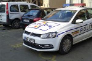 Trei maşini avariate şi un stâlp electric rupt în două!