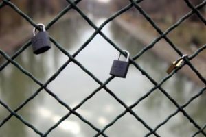 Fără romantism. Podul îndrăgostiţilor din Timişoara se demolează