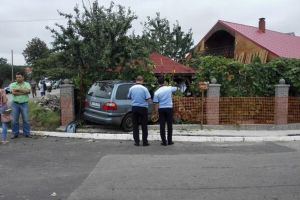 Tânăr beat la volan, a intrat cu maşina într-un gard