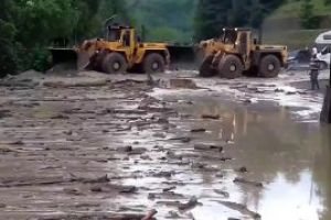 Populatia, lovita de inundatii: C. J. risipeste fondul de rezerva pe spectacole campenesti