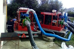 Pompierii ialomiţeni au acţionat în sprijinul celor băcăuani pentru înlăturarea efectelor inundaţiilor