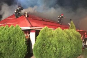 Jandarm erou: s-a făcut scară umană ca să salveze un tânăr din incendiu, blocat în mansardă, apoi a evacuat şi câteva maşini 