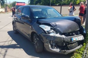 Imagini de la eveniment: Accident rutier, la intersectia Razoare cu Steagului. Un autoturism, proiectat in stalpul de iluminat! O victima. Intervine SMURD