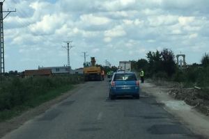 ATENȚIE ȘOFERI! Se lucrează la DRUMUL dintre două localităţi, circulaţia este ÎNGREUNATĂ