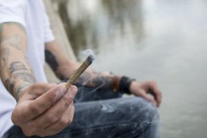 Doi tineri din Ploiesti, prinsi fumand marijuana in Parcul Eminescu. Ce au raspuns cand au fost intrebati de unde au luat drogurile