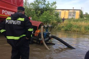 RAPOARTE: Patru kilometri de drumuri sub ape, subsoluri de case, curţi şi scări de bloc inundate