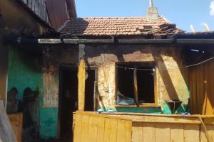 Incendiu la Sânnicolau Român: O femeie a murit carbonizată în propria-i bucătărie de vară (VIDEO)