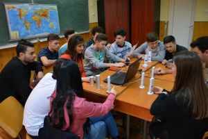 Simbolurile vitalităţii: Elevii Colegiului Naţional Iosif Vulcan învaţă despre calitatea aerului şi apei într-un proiect finanţat din Fondul Ştiinţescu (FOTO)