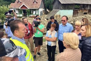 Prim-ministrul României, împreună cu şefii MAI, Transportului şi Agriculturii, a vizitat zonele sinistrate din judeţ