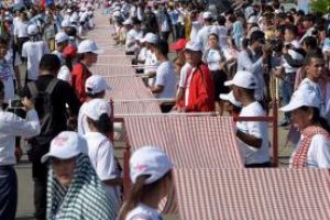 Cambodgia intra in Cartea Recordurilor cu o esarfa tesuta manual in lungime de peste un kilometru