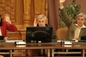 Pragul de 1900 de lei pentru abuzul în serviciu votat în comisie