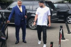 Vă mai amintiţi de Cosmin Olăroiu (Oli)? Iată-l într-o apariţie de senzaţie coborând dintr-un Rolls Royce