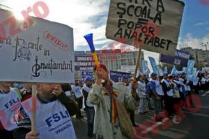 Profesorii ies în stradă pentru femeile de serviciu şi paznicii din şcoli