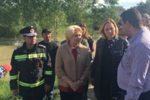 Premierul Viorica Dăncilă a inspectat  zonele afectate de inundaţii din Băcel şi Lunca Mărcuşului