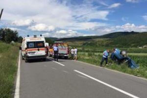 CLUJ: Trei persoane au ajuns la spital în urma unui accident grav! O şoferiţă a lovit un cap de pod şi s-a răsturnat cu maşina FOTO