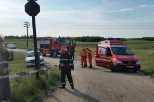 Microbuz lovit de tren la Domăneşti. Şoferul este încarcerat