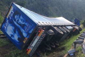 FOTO Tir răsturnat pe calea ferată pe Valea Oltului – Trafic feroviar blocat