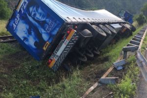 Tir cazut pe calea ferata, pe Valea Oltului! Circulatia feroviara este intrerupta