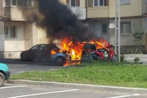 O maşină a luat foc în mers, la Făgăraş (Foto)