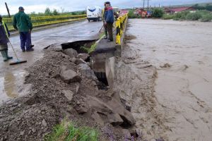 Aproape 1,5 milioane de euro, pagubele provocate de ploile din 29-30 iunie pe drumurile judeţene