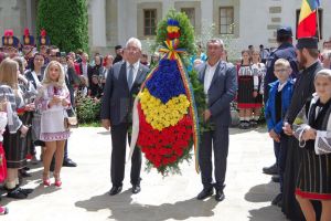 Coroană de flori din partea oraşelor-cetăţi înfrăţite, depusă la mormântul lui Ştefan ...