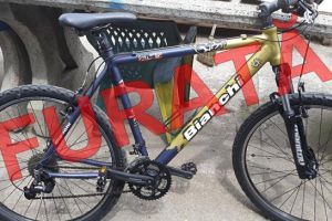 Bicicleta furata din scara blocului, la Timisoara. Era legata cu doua lacate