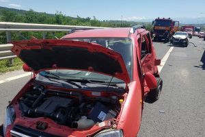 FOTO, VIDEO, UPDATE. Accident stupid pe Autostrada Sebeş-Sibiu: Mai multe persoane rănite, după ce o şoferiţă ar fi încercat să întoarcă