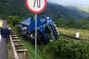 Un TIR s-a răsturnat pe calea ferată, la Câineni, în Vâlcea. Traficul feroviar a fost blocat