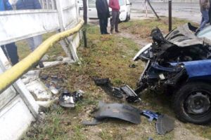 Băut, şoferul a rupt ţeava de gaze