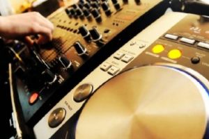 Un DJ din Maneciu s-a ales cu dosar penal pentru PIRATERIE!