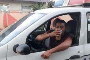 Un tânăr a făcut mişto de Poliţie. A făcut poze bând bere într-o autoutilitară şi le-a pus pe Facebook. Urmările sunt explozive