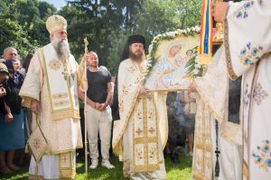 Icoana făcătoare de minuni a Maicii Domnului Smolenskaia, ocroteşte Mănăstirea Surpatele şi este ajutătoare tuturor celor care se închină cu credinţă înaintea ei