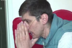 Tânărul care a protestat cu tubul de oxigen la gură a murit. Călin Fărcaş, victimă a sistemului care l-a trimis în ţări străine pentru transplant pulmonar