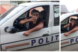 FOTO – Anchetă după ce un tânăr s-a pozat bând bere în maşina poliţiei