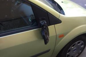 Atenţie unde îţi parchezi maşina! Mai mulţi clujeni s-au trezit cu oglinzile rupte de un huligan FOTO