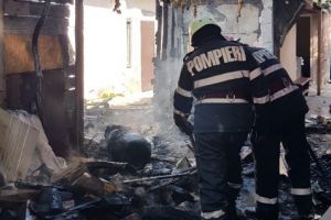 Imagini de la eveniment: Pompierii, in alerta! Incendiu de proportii in curtea unui imobil din Constanta. Un zid a fost spulberat