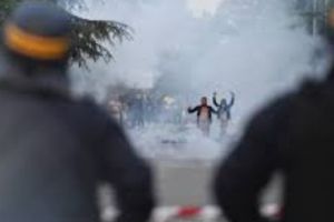 Nantes în FLĂCĂRI: Val de VIOLENȚE de stradă după ce un poliţist a OMORÂT un FUGAR