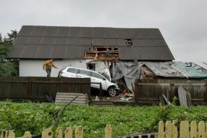 Şoferul care a ajuns cu maşina pe acoperiş, în timp ce gonea cu peste 200 de km/h, avea ...