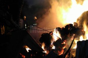 Un incendiu izbucnit dintr-un atelier de tâmplărie a distrus întreaga gospodărie a unei familii