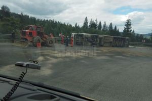 Un tir s-a răsturnat şi a luat foc, pe Mestecăniş