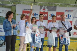 Elevi din comuna Slatina, pe podiumul unui concurs naţional de îndemânare pe bicicletă şi ...