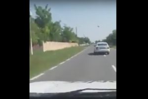 VIDEO. Șicanare în trafic. Un şofer nu a fost lăsat să facă manevra de depăşire. Poliţia a intervenit