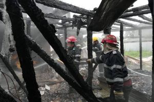 Ce a PROVOCAT incendiul care a MISTUIT două case din cartierul Micălaca