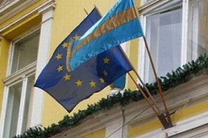 Lege aplicată în judeţul vecin: Preşedintele Consiliului Judeţean Mureş, Péter Ferenc, amendat pentru că nu a îndepărtat steagul secuiesc de pe o clădire publică