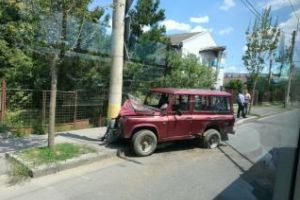 Accident cu două victime pe Traian Vuia. Un şofer neatent a ajuns cu ARO-ul într-un stâlp FOTO