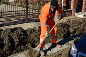 „Să se angajeze patronii între ei, să vadă cum e să munceşti pe salariul minim!”