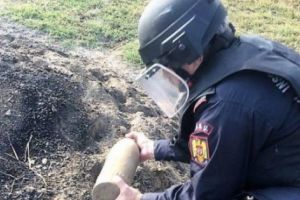 Doi copii se jucau cu un proiectil