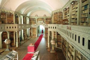 Biblioteca Batthyaneum, cea mai veche instituţie de cultură din Transilvania, rămâne în proprietatea Statului. Decizia instanţei nu e definitivă